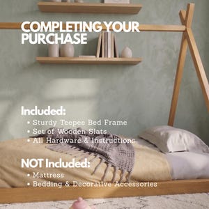 Puede incluir: Un marco de cama tipi de madera de color claro con un colch&oacute;n y ropa de cama. La imagen incluye el texto "COMPLETING YOUR PURCHASE" y enumera lo que se incluye y no se incluye con el marco de la cama.