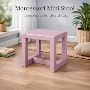 Puede incluir: Un taburete Montessori mini de color lila claro. El taburete cuadrado tiene un diseño sencillo con una parte superior plana y cuatro patas cuadradas. El texto "Montessori Mini Stool. Simple. Safe. Beautiful." está en la parte superior de la imagen.