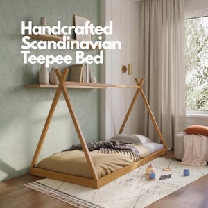 Puede incluir: Una cama tipi escandinava artesanal de madera clara. El marco de la cama tiene un dise&ntilde;o tipo tipi con un colch&oacute;n y ropa de cama. El texto "Handcrafted Scandinavian Teepee Bed" se muestra en blanco.