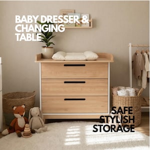 Könnte beinhalten: Helle Holz-Babykommode und Wickeltisch mit drei Schubladen und schwarzen Griffen. Der Wickeltisch hat eine weiße Wickelauflage. Der Text auf dem Bild lautet "Baby Dresser & Changing Table" und "Safe Stylish Storage".
