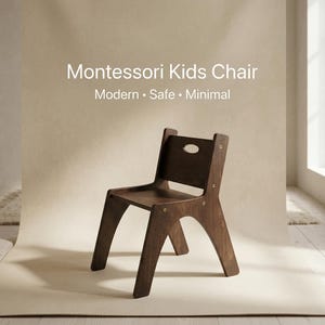 Könnte beinhalten: Ein dunkelbrauner Montessori-Kinderstuhl aus Holz. Der Stuhl hat ein minimalistisches Design mit einer Rückenlehne mit ovalem Ausschnitt. Der Text auf dem Bild lautet: Montessori Kids Chair, Modern, Safe, Minimal.