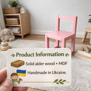 Puede incluir: Una silla de madera rosa en la habitaci&oacute;n de un ni&ntilde;o. La silla est&aacute; junto a una peque&ntilde;a mesa auxiliar de madera con una planta y una cesta de mimbre. Una tarjeta en primer plano dice "Informaci&oacute;n del producto" y afirma que la silla est&aacute; hecha de madera maciza de aliso y MDF.