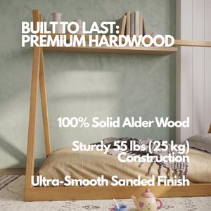 Puede incluir: Una estructura de cama de madera con estante, hecha de madera maciza de aliso. La estructura es robusta, con un peso de 25 kg, y tiene un acabado lijado ultra suave. El texto en la imagen dice: "BUILT TO LAST: PREMIUM HARDWOOD".