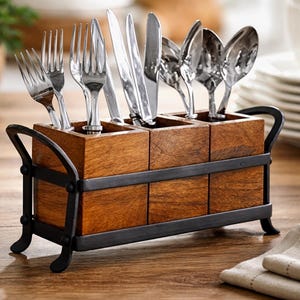 Puede incluir: Un soporte de cubiertos de madera con un marco de metal oscuro. El soporte est&aacute; dividido en seis compartimentos, cada uno con cubiertos. Se ven tenedores, cuchillos y cucharas. La madera tiene un acabado c&aacute;lido y natural.