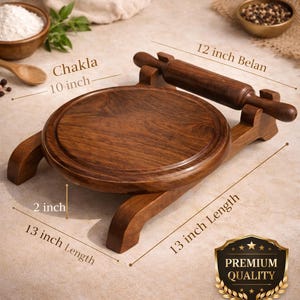 Puede incluir: Un juego de cocina de madera que incluye una tabla de amasar (25 cm de di&aacute;metro) y un rodillo (30 cm de largo). El juego es de madera marr&oacute;n oscuro y est&aacute; etiquetado como "Chakla" y "Belan".