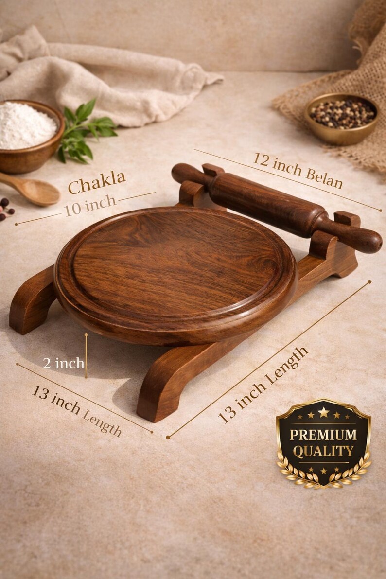 Puede incluir: Un juego de cocina de madera que incluye una tabla de amasar (25 cm de di&aacute;metro) y un rodillo (30 cm de largo). El juego es de madera marr&oacute;n oscuro y est&aacute; etiquetado como "Chakla" y "Belan".