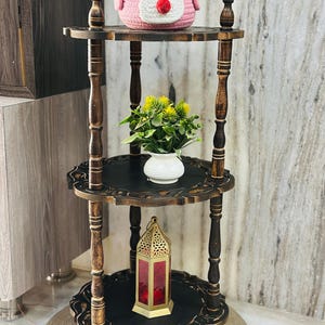 Pu&ograve; includere: Una tazza di ceramica bianca con manico nero e la scritta "But First, Coffee" in grassetto nero. La tazza &egrave; posta su uno sfondo sfocato, suggerendo un'atmosfera accogliente.