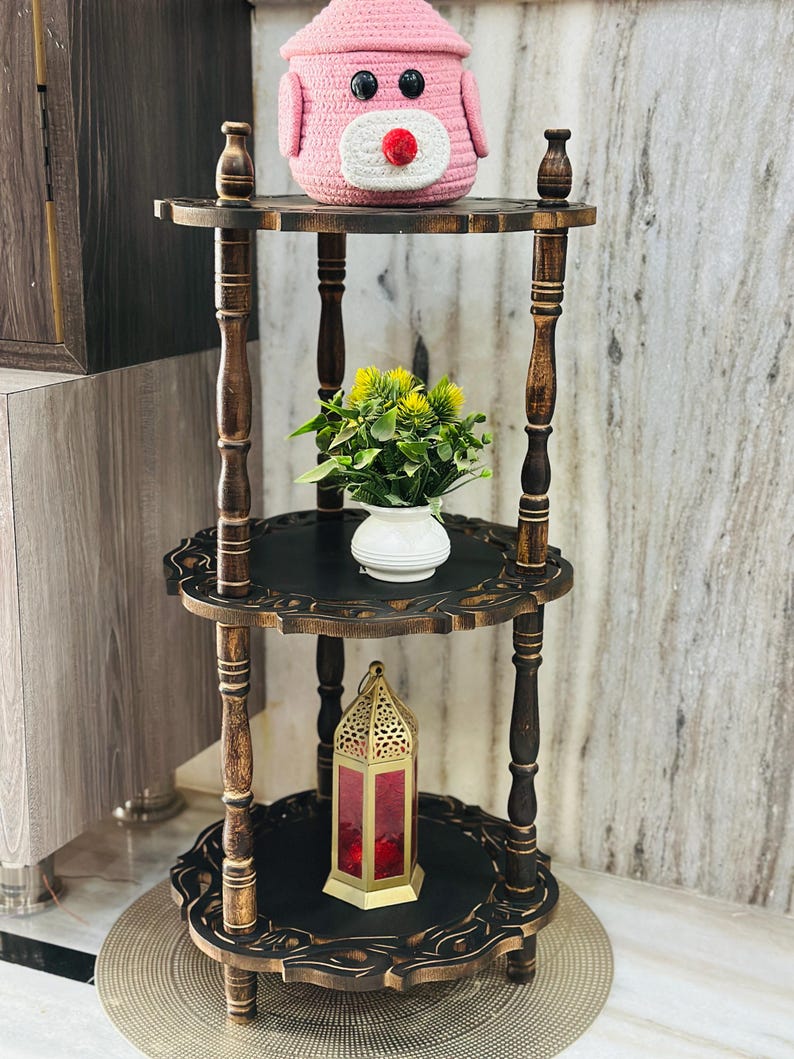 Pu&ograve; includere: Una tazza di ceramica bianca con manico nero e la scritta "But First, Coffee" in grassetto nero. La tazza &egrave; posta su uno sfondo sfocato, suggerendo un'atmosfera accogliente.