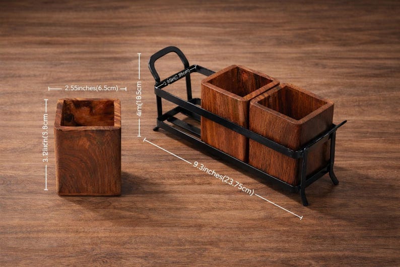 Puede incluir: Juego de portautensilios de madera. El juego incluye un recipiente individual de madera y un juego doble en un marco de metal negro. El recipiente individual mide 8,1 cm de alto y 6,5 cm de ancho. El juego doble mide 23,75 cm de largo.