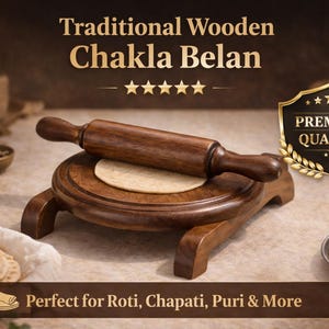 Puede incluir: Un juego tradicional de Chakla Belan de madera, perfecto para hacer roti, chapati, puri y m&aacute;s. El juego incluye un rodillo y una tabla redonda de madera. La imagen tambi&eacute;n incluye un plato de bolas de masa y pan plano cocido.