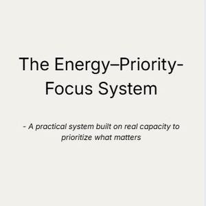 Könnte beinhalten: Cremefarbene Grafik mit dem Titel "The Energy-Priority-Focus System" in schwarzem Text. Darunter steht: "- Ein praktisches System, das auf echter Fähigkeit basiert, Prioritäten zu setzen."
