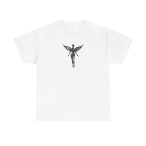 Op de afbeelding: Wit T-shirt met een zwart-grijze afbeelding van een gevleugelde figuur met uitgespreide vleugels. Het ontwerp is gecentreerd op de voorkant van het shirt. Het shirt heeft een klassieke ronde hals en korte mouwen.