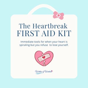 Op de afbeelding: Een lichtblauwe afbeelding met de tekst "The Heartbreak FIRST AID KIT". De afbeelding bevat een gebroken roze hart met een pleister, een roze pleister en de tekst "Waters of Wisdom."
