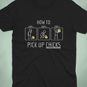 以下が含まれることがあります： ユーモラスなグラフィックが特徴の黒いTシャツ。グラフィックは、3つのステップで「女の子を口説く」方法に関する棒人間のガイドを示しています。ステップは、黄色いひよこと交流する棒人間を示しています。クルーネックです。