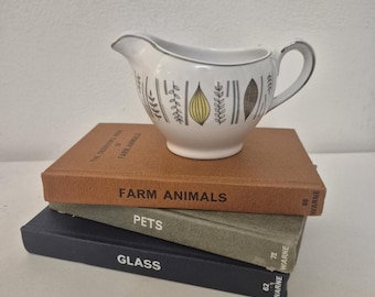 Lattiera vintage Alfred Meakin Corinth in ceramica Ironstone, anni '60, color bianco brillante, con motivo a foglie stilizzate.