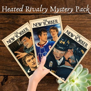 Può includere: Tre stampe rettangolari intitolate Heated Rivalry Mystery Pack, ognuna con il logo della rivista The New Yorker. Le illustrazioni raffigurano giocatori di hockey in varie scene, inclusi primi piani di volti e giocatori che indossano maglie e caschi.