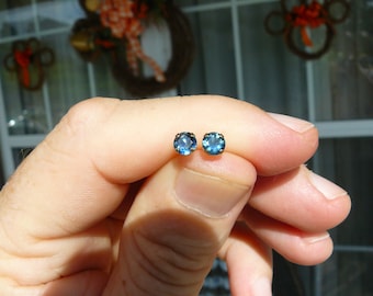 New High Quality 5mm  14kt Yellow Gold Blue Sapphire Earrings
