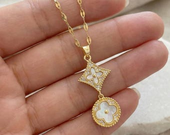 Collar con colgante de trébol dorado y doble charm de nácar