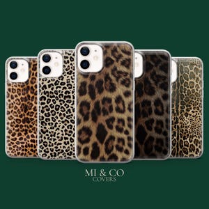 Puede incluir: Cinco fundas para teléfono con un diseño de estampado de leopardo en varios tonos de marrón y beige. Las fundas están dispuestas en fila, mostrando los diferentes patrones. La marca "MI & CO COVERS" está impresa en la parte inferior.