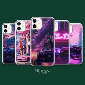 Könnte beinhalten: Eine Reihe von Handyhüllen mit Illustrationen japanischer Straßenszenen mit Sportwagen. Die Designs zeigen Kirschblüten, Neonlichter und Berglandschaften in Lila-, Rosa- und Blautönen.