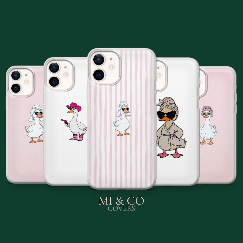 Pu&ograve; includere: Una collezione di custodie per telefoni con anatre dei cartoni animati in vari outfit. Le custodie hanno uno sfondo bianco o rosa con un'anatra con occhiali da sole, un cappello da cowboy o un asciugamano da spa. Il marchio "MI & CO COVERS" &egrave; in basso.