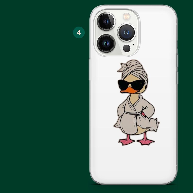 Pu&ograve; includere: Custodia per telefono bianca con un'anatra dei cartoni animati che indossa occhiali da sole, un asciugamano sulla testa e un accappatoio. L'anatra ha un becco arancione e zampe rosa. La custodia ha un modulo fotocamera con quattro lenti.