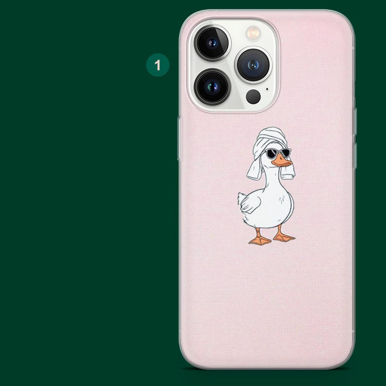 Pu&ograve; includere: Custodia per telefono rosa chiaro con un'oca dei cartoni animati che indossa occhiali da sole e un asciugamano. L'oca &egrave; bianca con zampe e becco arancioni. La custodia ha un ritaglio per la fotocamera.