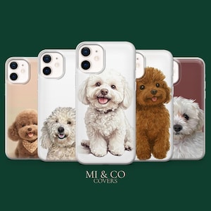 Puede incluir: Una colección de fundas para teléfonos con adorables ilustraciones de perros. Las fundas muestran varias razas en diferentes colores, incluyendo blanco, marrón y beige. Las fundas tienen un acabado brillante y la marca "MI & CO COVERS" está impresa en la parte inferior.