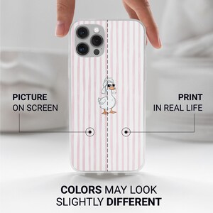 Pu&ograve; includere: Custodia trasparente per telefono con un'anatra dei cartoni animati con occhiali da sole e un asciugamano. La custodia ha un motivo a righe rosa e bianche. Il testo recita "Picture on Screen" e "Print in Real Life".
