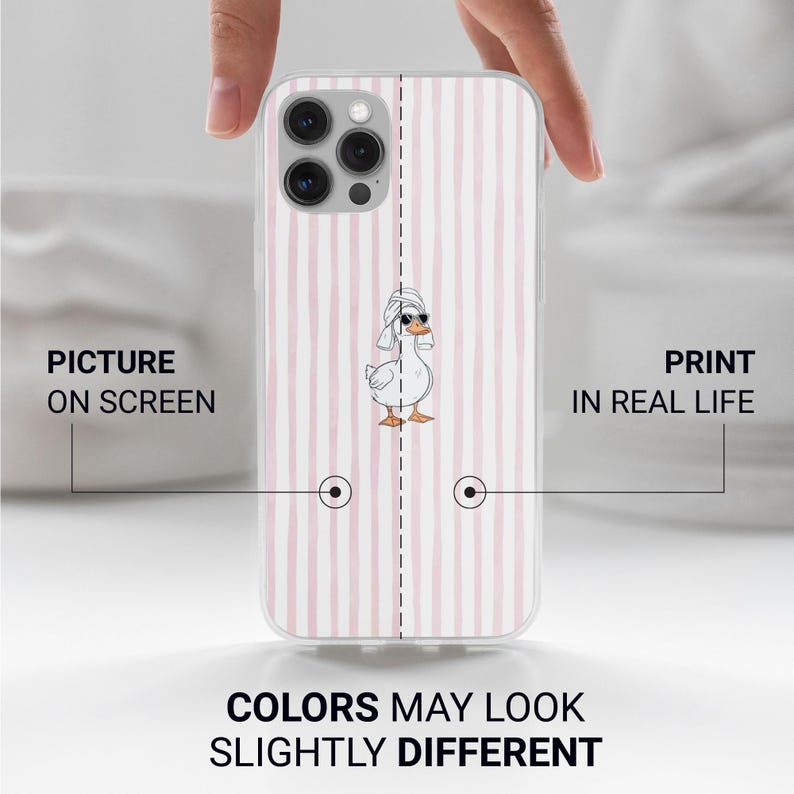 Pu&ograve; includere: Custodia trasparente per telefono con un'anatra dei cartoni animati con occhiali da sole e un asciugamano. La custodia ha un motivo a righe rosa e bianche. Il testo recita "Picture on Screen" e "Print in Real Life".