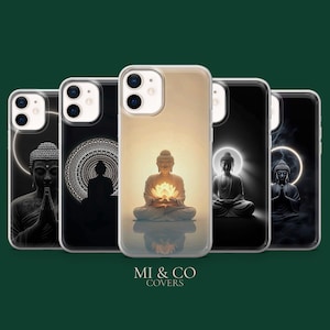 Puede incluir: Una colección de fundas para teléfono con ilustraciones de Buda. Las fundas muestran varios diseños, incluyendo un Buda meditando con una flor de loto, un Buda con un halo brillante y un patrón de mandala. Las fundas son transparentes y negras, con la marca "MI & CO COVERS" en la parte inferior.