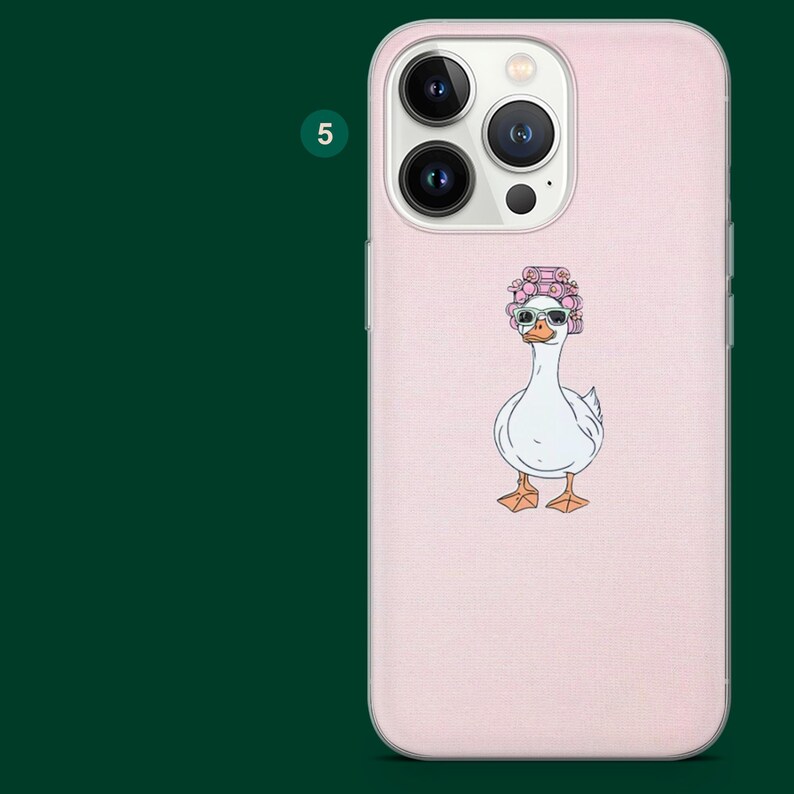 Pu&ograve; includere: Custodia per telefono rosa con un'oca dei cartoni animati con occhiali da sole e bigodini. L'oca &egrave; bianca con zampe arancioni e becco nero. La custodia ha un ritaglio per la fotocamera e i pulsanti.