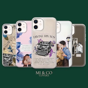 Può includere: Cinque cover trasparenti per telefono con varie illustrazioni a tema letterario. I design includono una macchina da scrivere nera, una coppia che si bacia ed estratti di testo. La cover centrale mostra il titolo Divine Rivals con una macchina.