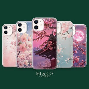 Puede incluir: Una colección de fundas para teléfonos con diseños florales y paisajísticos. Las fundas presentan imágenes de flores de cerezo, un templo japonés y una luna llena. Los colores son rosa, morado y azul. La marca "MI & CO COVERS" está en la parte inferior.