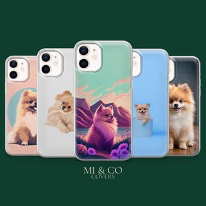 Könnte beinhalten: Eine Auswahl an Handyhüllen mit Illustrationen von Zwergspitz-Hunden. Die Hüllen zeigen verschiedene künstlerische Designs, darunter einen Hund in einer Landschaft, einen Hund in einem blauen Zylinder und andere Porträts. Die Hüllen sind in einer Reihe angeordnet, mit dem Markennamen "MI & CO COVERS" unten.