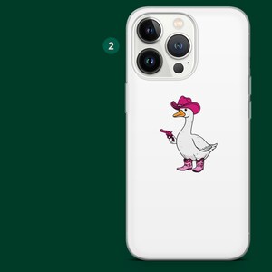 Pu&ograve; includere: Custodia per telefono bianca con un'oca dei cartoni animati con cappello e stivali da cowboy rosa, che tiene una pistola rosa. L'oca ha un becco giallo, su sfondo bianco.