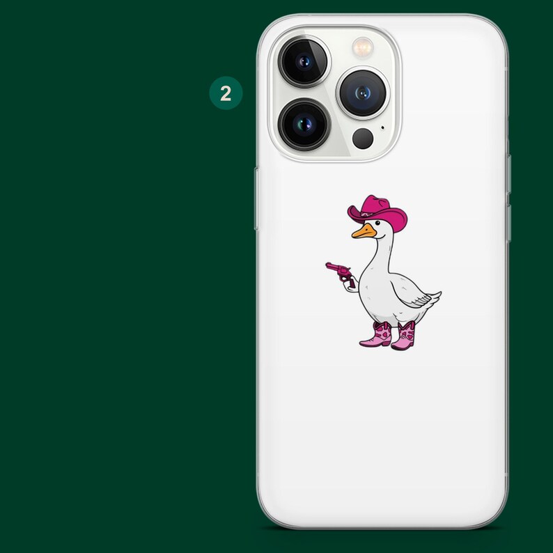Pu&ograve; includere: Custodia per telefono bianca con un'oca dei cartoni animati con cappello e stivali da cowboy rosa, che tiene una pistola rosa. L'oca ha un becco giallo, su sfondo bianco.