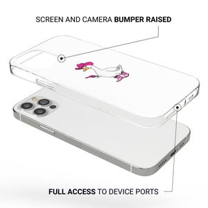 Pu&ograve; includere: Custodia trasparente per telefono con un'oca dei cartoni animati con cappello e stivali rosa. La custodia protegge lo schermo e la fotocamera, con accesso completo alle porte del dispositivo. La custodia &egrave; mostrata su un telefono argentato.