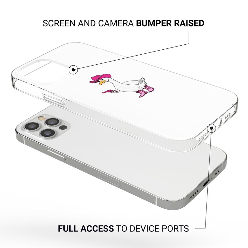 Pu&ograve; includere: Custodia trasparente per telefono con un'oca dei cartoni animati con cappello e stivali rosa. La custodia protegge lo schermo e la fotocamera, con accesso completo alle porte del dispositivo. La custodia &egrave; mostrata su un telefono argentato.