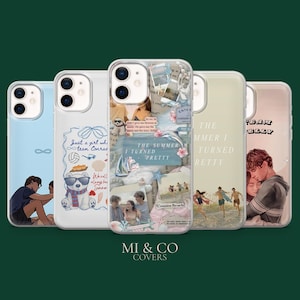 Puede incluir: Cinco fundas transparentes para smartphone con varios diseños inspirados en The Summer I Turned Pretty. Las fundas muestran ilustraciones de personajes, escenas de playa, un oso polar y texto que incluye "Just a girl who loves team Conrad" y "The Summer I Turned Pretty."