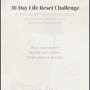 Könnte beinhalten: Hellbeige Grafik mit dem Text "30-Day Life Reset Challenge". Der Text wird von den Sätzen "Reset your mindset", "Rebuild your routines" und "Create clarity & direction" begleitet. Der Satz "You're allowed to start over" ist ebenfalls enthalten.