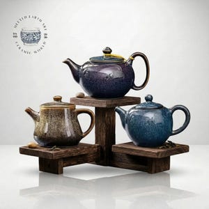 Op de afbeelding: Een set van drie keramische mokken met een gespikkelde, matte afwerking. De mokken zijn in de tinten crème, lichtgrijs en donkergrijs. Elke mok heeft een eenvoudig, minimalistisch ontwerp, perfect voor koffie of thee.