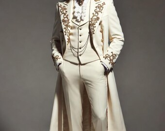 Könnte beinhalten: Ein cremefarbener langer Mantel und eine passende Hose mit Goldstickerei an den Revers und Manschetten. Das Ensemble umfasst ein weißes Hemd mit Rüschenkragen, eine cremefarbene Weste mit Goldknöpfen, eine Brosche und eine silberne Kette.