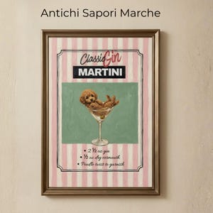 Può includere: Opera d'arte incorniciata con un barboncino in un bicchiere da martini. L'immagine ha uno sfondo a righe rosa e bianche con le parole "Classic Gin MARTINI" in alto. La ricetta include 7,4 ml di gin, 1,5 ml di vermouth secco e un tocco di barboncino.