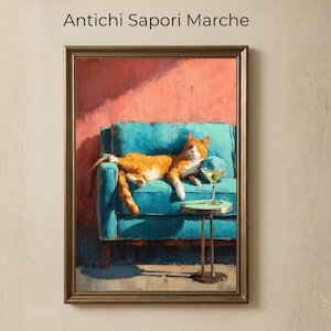 Può includere: Opera d'arte incorniciata con un gatto arancione sdraiato su un divano blu turchese. Un martini è su un tavolino. Lo sfondo è una parete rosa corallo. Il testo "Antichi Sapori Marche" è in alto.