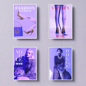 Può includere: Quattro stampe artistiche incorniciate con una combinazione di colori viola e bianco. Le stampe presentano immagini a tema moda, tra cui tacchi alti, una borsa e una donna con un abito leopardato. Il testo include "FASHION", "VANITY", "VOGUE" e "DOLCE".