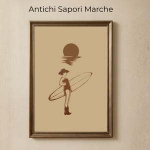 Può includere: Stampa artistica incorniciata con un'illustrazione marrone di una persona con una tavola da surf al tramonto. Include il testo "Antichi Sapori Marche". Il design è semplice, con toni marroni e beige.