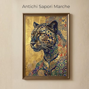 Può includere: Stampa artistica incorniciata con un leopardo stilizzato con motivi intricati in blu, oro e verde. L'opera d'arte ha uno sfondo dorato ed è incorniciata in una cornice di legno marrone. Il testo "Antichi Sapori Marche" è in alto.