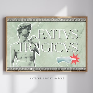 Può includere: Una stampa incorniciata con uno sfondo verde chiaro effetto marmo. La stampa presenta un'illustrazione in bianco e nero di una statua, le parole "EXITVS TRAGICVS", una mano che indica e una stella rossa. Il testo "ANTICI SAPORI MARCHE" è in basso.