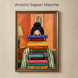 Può includere: Una stampa artistica incorniciata raffigurante una persona che tiene una pila di libri colorati davanti al viso. I libri hanno dorsi di vari colori, tra cui blu, rosso, giallo e verde. Lo sfondo è una parete arancione con una lampada e un piccolo quadro incorniciato. Il testo "Antichi Sapori Marche" è in alto.